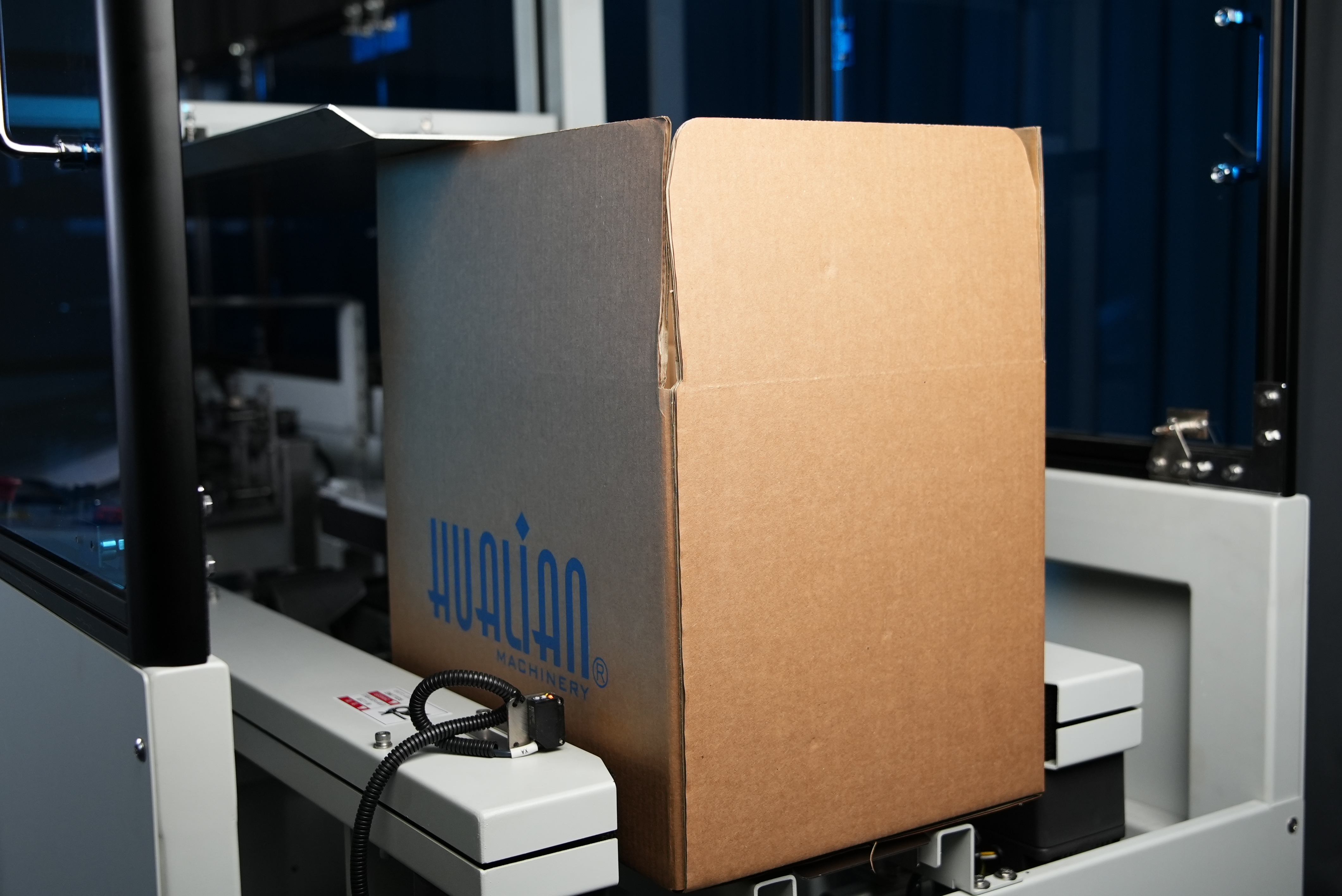 Hulian automatische Kartonaufrichtermaschine mit wasseraktivierter Kraftpapier-Bodenversiegelung HCE-544W-L 